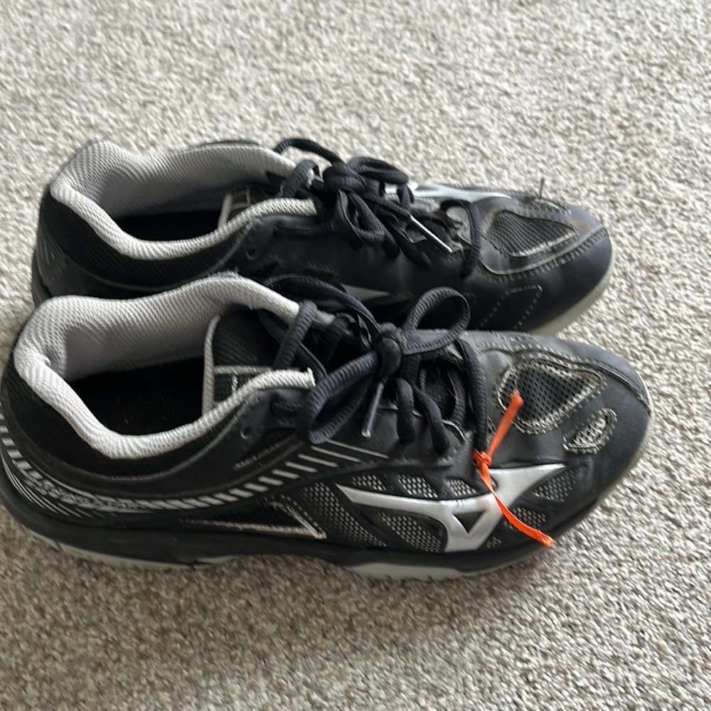 Girls lightly used Mizuno volleyball shoes lightning star size 3.5